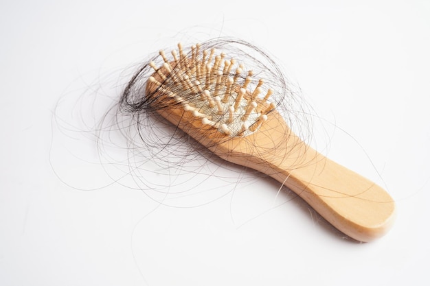 Chute de perte de cheveux avec brosse peigne isolé sur fond blanc