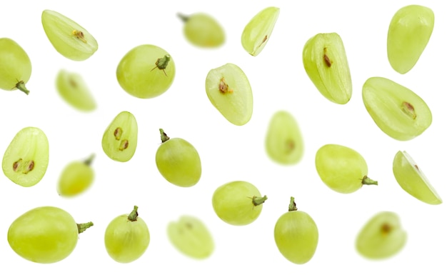 Chute de raisin vert isolé sur fond blanc mise au point sélective