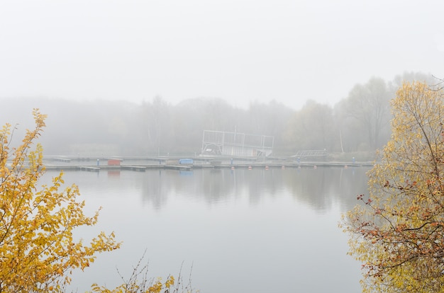 Chute russe. Les arbres d&#39;automne se reflètent dans le lac. Beau matin brumeux d&#39;automne sur le lac