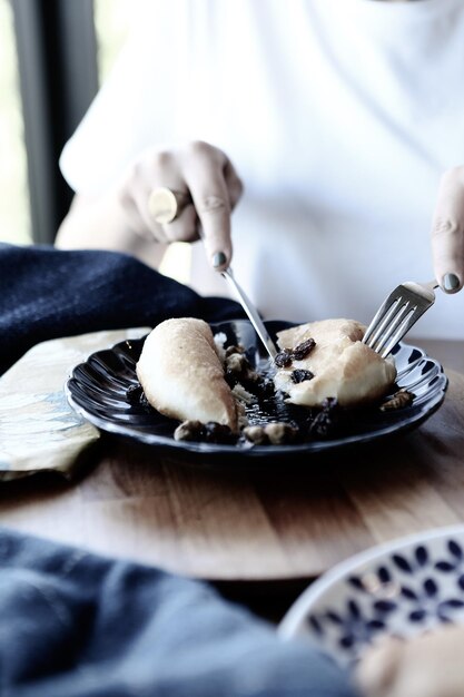 Chute de sucre en poudre sur beignets Berliner