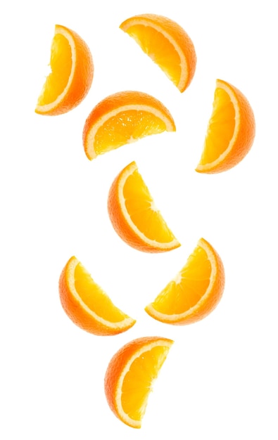 Chute de tranches de fruits orange frais isolés sur fond blanc gros plan Flying food concept Vue de dessus Mise à plat Tranche d'orange dans l'air sans ombre