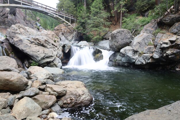 Photo les chutes d'amour à eureka plumas forest dans le bassin du lac en californie