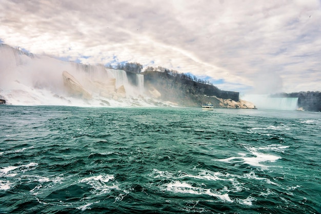 Chutes du Niagara en Amérique. Une vue sur les chutes américaines et les chutes du voile de la mariée. Au début du printemps