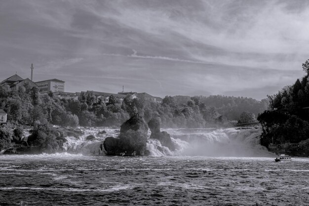 Les chutes du Rhin, noires et blanches, sont les plus grandes chutes d'Europe.