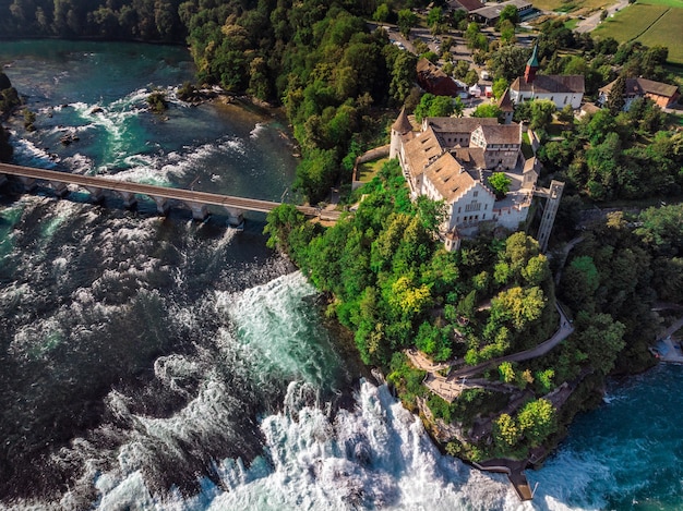 Chutes du Rhin (Rheinfall) cascades avec château Schloss Laufen, Neuhausen près de Schaffhouse, Canton de Schaffhouse, Suisse, Europe