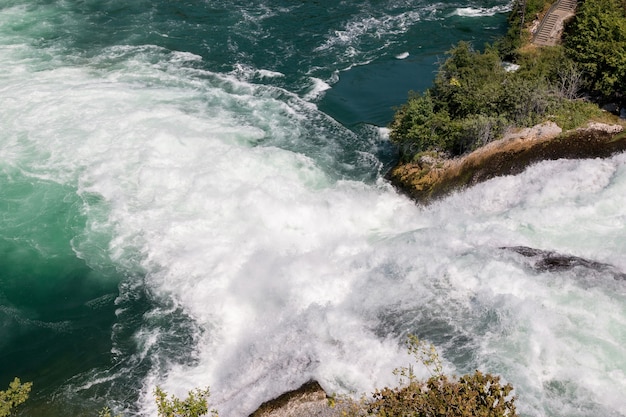 Les chutes du Rhin sont la plus grande cascade d'Europe à Schaffhouse, en Suisse. Journée d'été avec soleil. Vue depuis le rocher