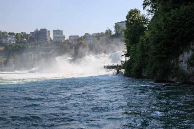 Les chutes du Rhin sont la plus grande cascade d'Europe à Schaffhouse, en Suisse. Journée d'été avec soleil