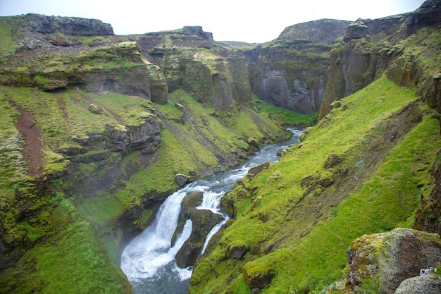 Chutes d'eau dans la rivière Skoda Islande Nature et lieux de merveilleux voyages