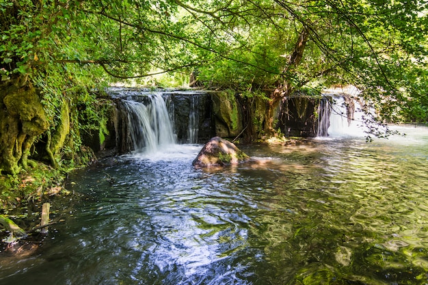 Chutes d&#39;eau de Monte Gelato dans la Valle del Treja près de Mazzano Romano, Latium, Italie