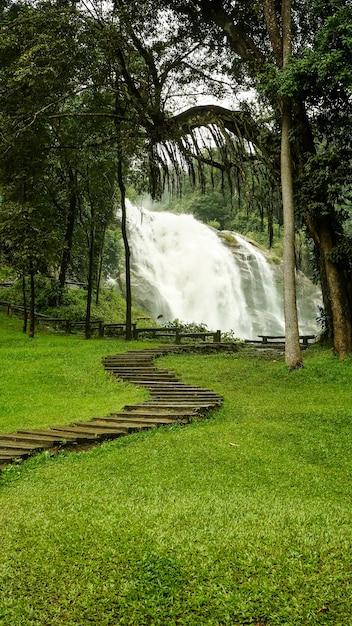 Chutes d&#39;eau pittoresques et sentier en bois - Saison d&#39;automne