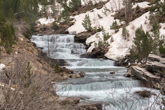 Chutes d'eau de la rivière Arazas dans le parc national d'Ordesa avec de la neige.