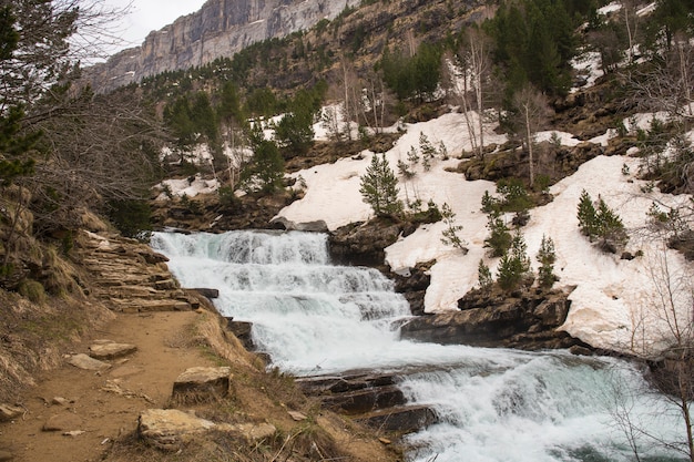 Chutes d'eau de la rivière Arazas dans le parc national d'Ordesa avec de la neige.