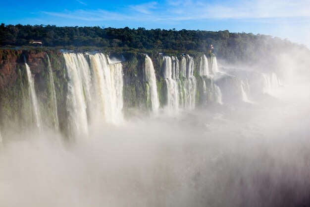 Les chutes d'Iguazu (Cataratas del Iguazu) sont des chutes d'eau de la rivière Iguazu à la frontière de l'Argentine et du Brésil. Iguazu est le plus grand système de cascades au monde.
