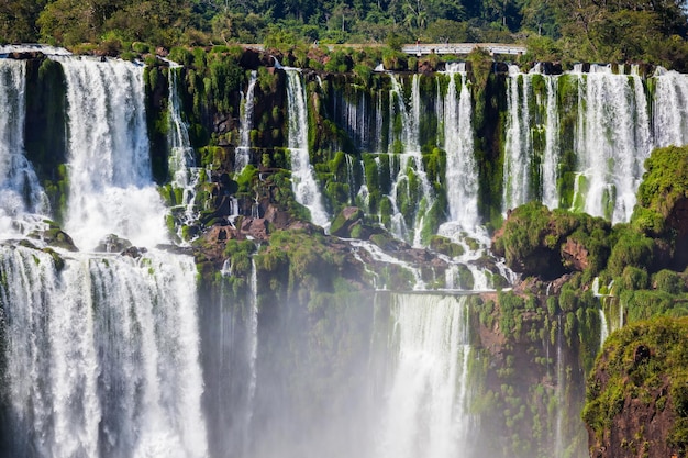 Les chutes d'Iguazu sont des chutes d'eau de la rivière Iguazu à la frontière de l'Argentine et du Brésil. C'est l'une des 7 nouvelles merveilles de la nature à la frontière du Brésil et de l'Argentine.