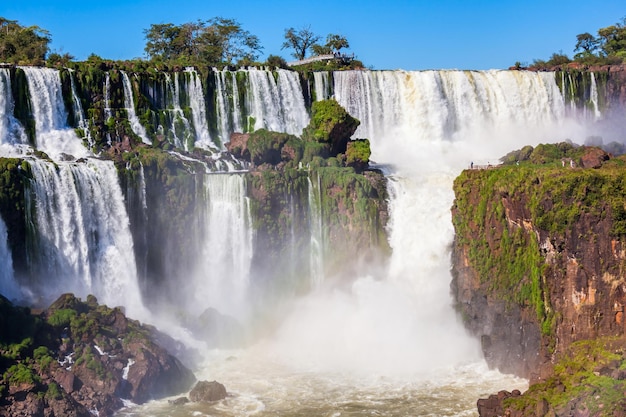 Les chutes d'Iguazu sont des chutes d'eau de la rivière Iguazu à la frontière de l'Argentine et du Brésil. C'est l'une des 7 nouvelles merveilles de la nature à la frontière du Brésil et de l'Argentine.
