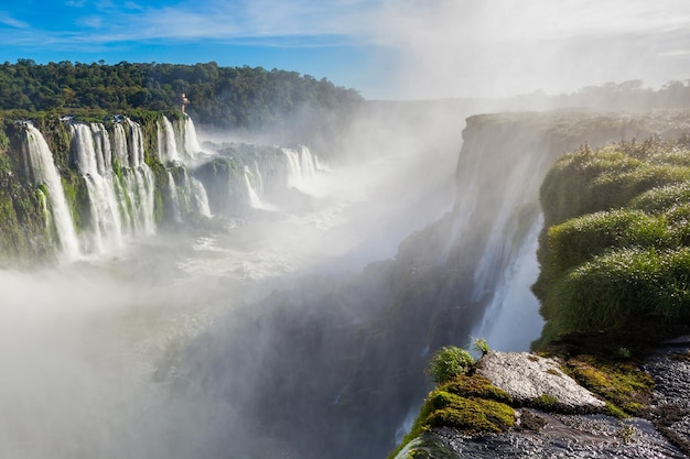 Les chutes d'Iguazu sont des chutes d'eau de la rivière Iguazu à la frontière de l'Argentine et du Brésil. C'est l'une des 7 nouvelles merveilles de la nature.