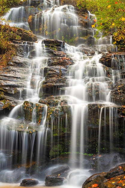 Photo les chutes issaqueena pendant la saison d'automne à walhalla en caroline du sud