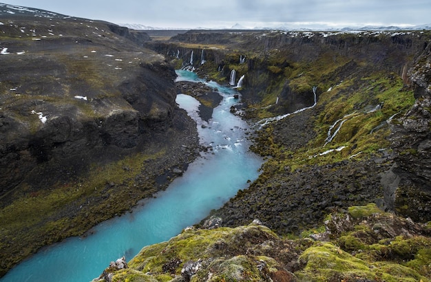 Chutes de neige d'automne sur la pittoresque cascade de Sigoldugljufur voir les changements de saison dans les hautes terres du sud de l'Islande