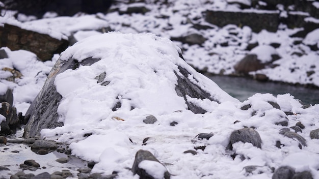 Chutes de neige pendant l'hiver neige blanche et roche