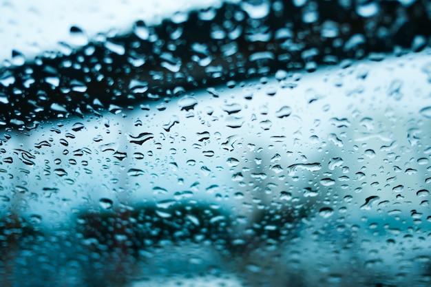 Chutes de pluie sur le verre de la fenêtre, l&#39;eau sur le miroir, l&#39;orientation sélective