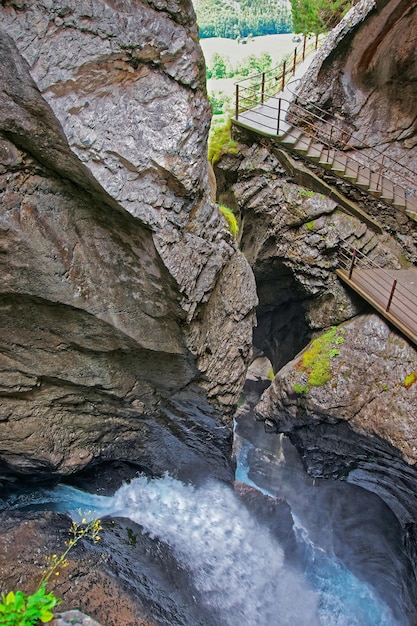 Chutes de Trummelbach, cascade dans la montagne, vallée de Lauterbrunnen, District d'Interlaken, canton de Berne en Suisse.