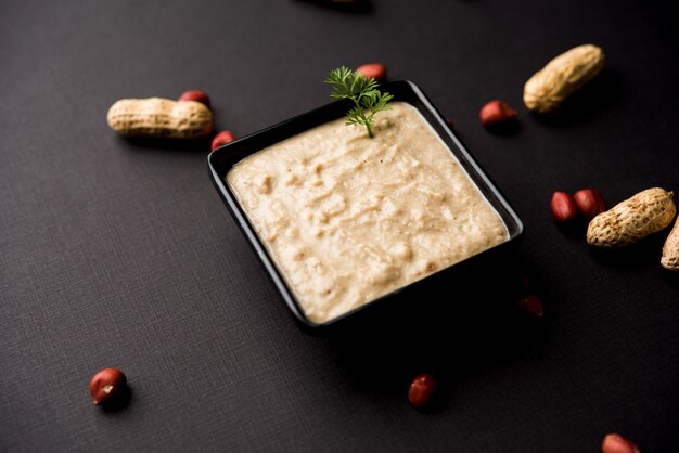 Chutney d'arachide sain à base d'arachide ou de shengdana ou de mungfali. servi dans un petit bol avec des crus entiers. Mise au point sélective