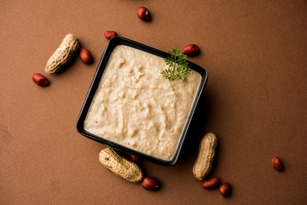 Chutney d'arachide sain à base d'arachide ou de shengdana ou de mungfali. servi dans un petit bol avec des crus entiers. Mise au point sélective