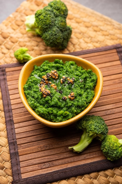 Chutney de brocoli frais ou purée de pâte dans le bol avec des morceaux crus