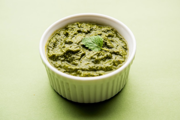 Chutney vert indien sain ou sauce à base de coriandre, menthe et épices. isolé sur fond de mauvaise humeur. Mise au point sélective