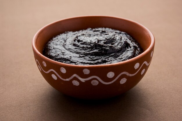 Chyawanprash ou Chyavanprash est un supplément de santé de rappel d'immunité ayurvédique indien composé d'un mélange concentré de minéraux et d'herbes riches en nutriments, servi dans un bol, isolé