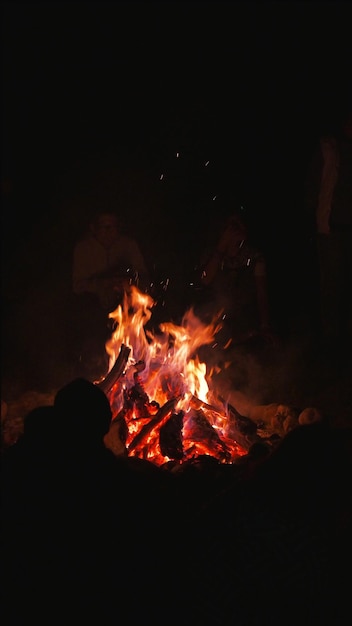 CHYMKENT KAZAKHSTAN 16 2023 AOÛT UN groupe d'amis de touristes sont assis la nuit près d'un feu de camp dans la nature sur un camping