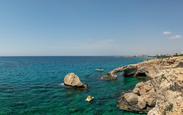 CHYPRE, AYIA NAPA. les touristes flottent sur le bateau près de l'attraction la plus populaire, le pont de l'amour