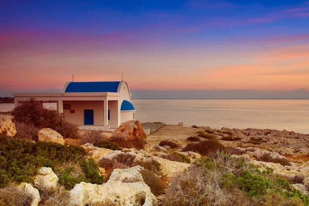 Chypre, côte de la mer Méditerranée. Église Agioi Anargyroi à Cape Greco au lever du soleil