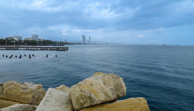 Photo chypre limassol molos promenade au bord de la mer et vues panoramiques sur la côte d'olympia et le centre financier 2