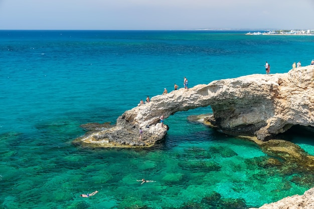 CHYPRE LE PONT DES AMOUREUX Les touristes sautent d'une hauteur dans les eaux azur