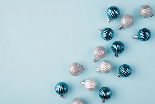 Ci-dessus, vue rapprochée, photo de la composition de Noël minimale isolée sur fond bleu de couleur pastel