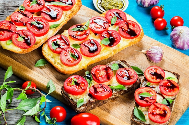 Ciabatta à l'ail et aux tomates en tranches