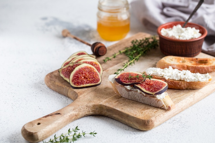Photo ciabatta ou bruschetta au fromage blanc, aux figues et au miel. sandwich aux figues et fromage de chèvre
