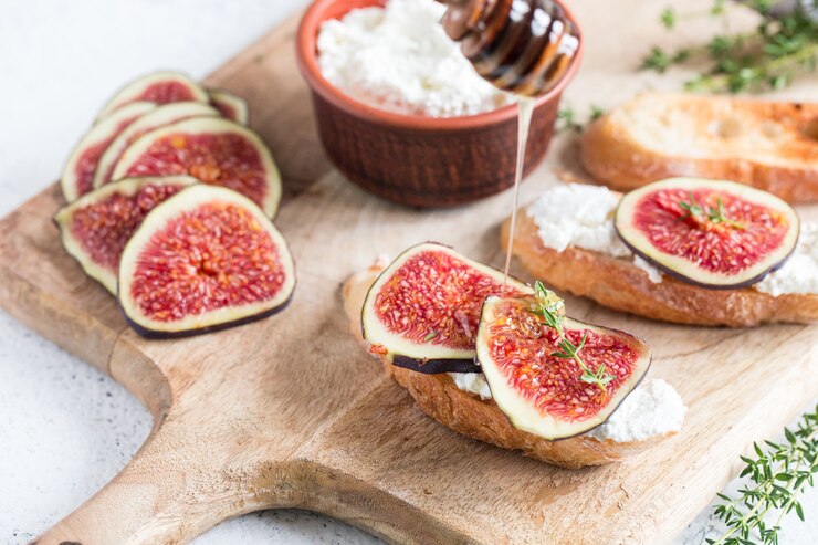 Photo ciabatta ou bruschetta au fromage cottage, figues et miel. sandwich aux figues et fromage de chèvre