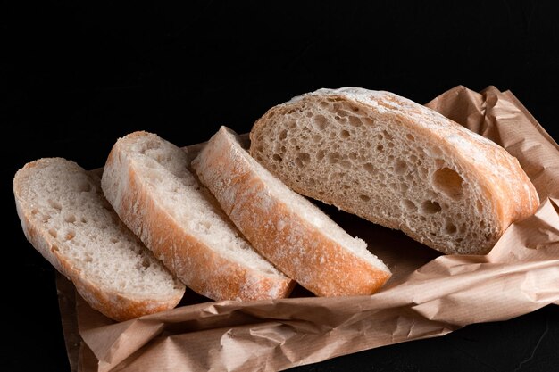 Ciabatta sur fond noir, cuisine italienne