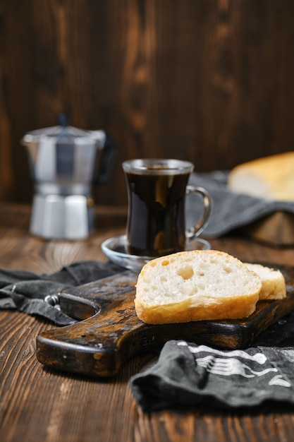 Ciabatta fraîchement cuit sur une table en bois marron