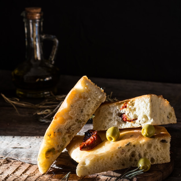 Ciabatta et huile d&#39;olive. Nourriture italienne. Pain italien traditionnel aux olives. Herbes.