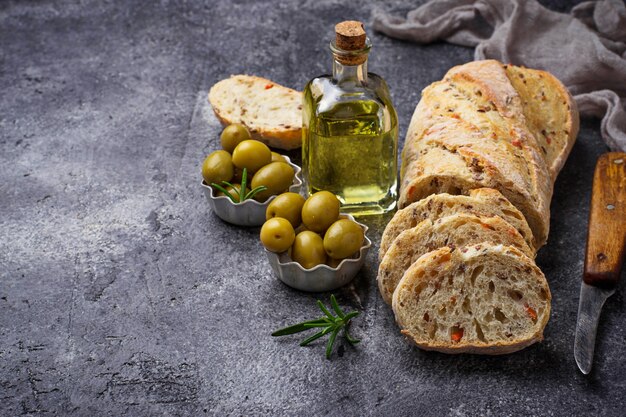 Photo ciabatta italien aux olives. mise au point sélective