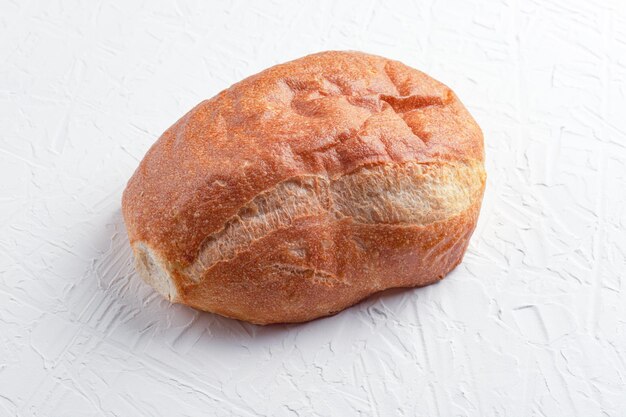 Ciabatta italien sur un fond de béton blanc