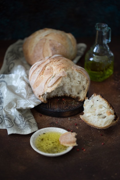 Ciabatta maison avec de l'huile d'olive, du poivre et du sel photo de haute qualité