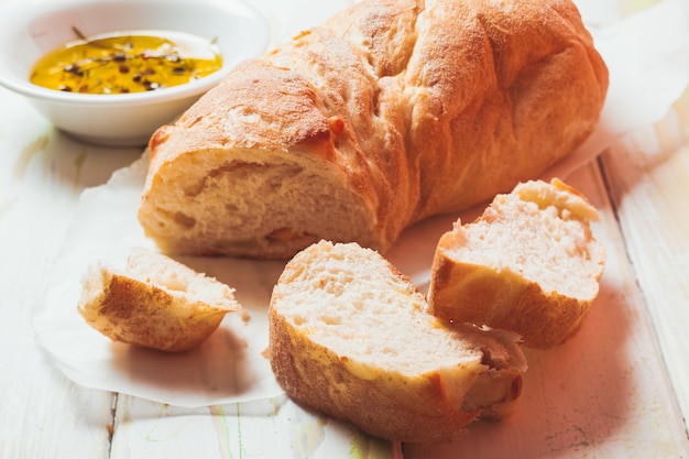 Ciabatta - pain italien à l'huile d'olive et aux épices sur table en bois