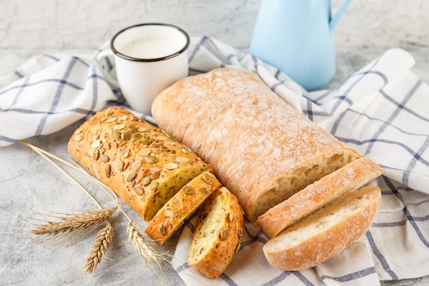 Ciabatta et petite baguette avec des oreilles