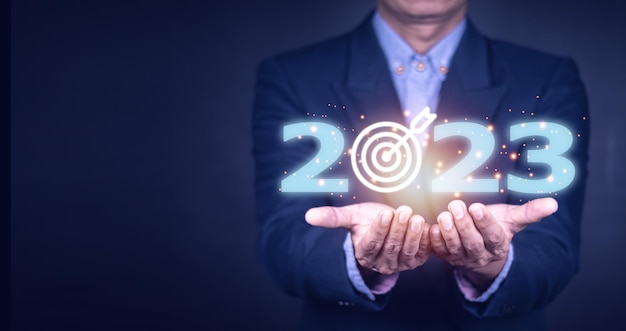 Cible et objectif de l'entreprise sur le concept du Nouvel An 2023 main tenant l'écran virtuel 2023 nouvelles années