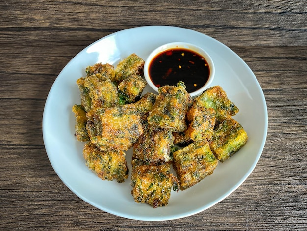 Ciboulette chinoise frite prête à manger sur la table