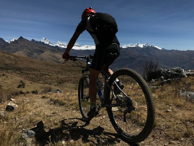 Ciclista conduciendo de espaldas